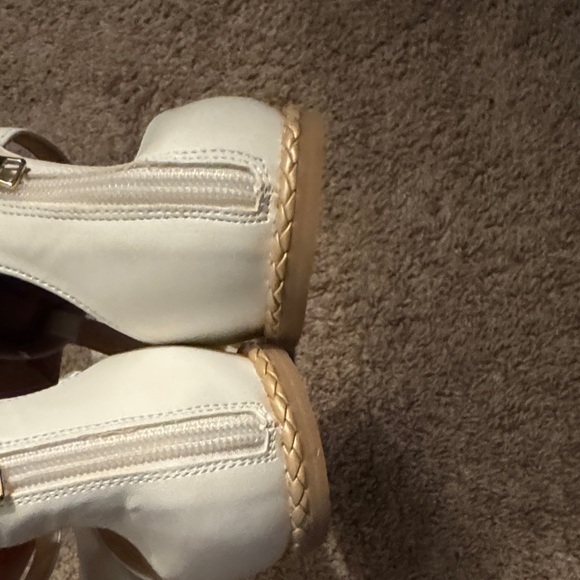 Jack Rogers White Sandals with Bow Accent - Picture 5 of 11
